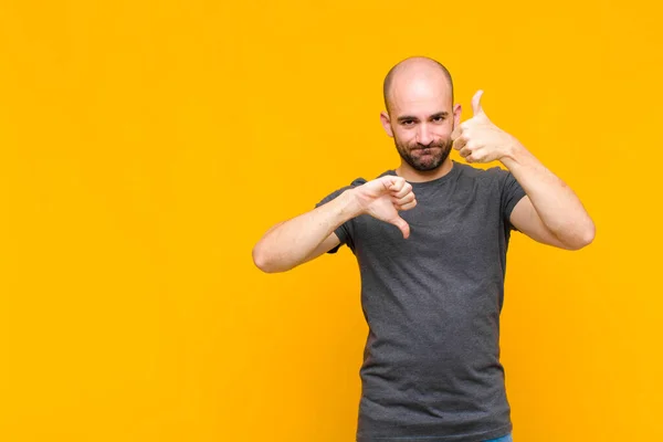 Homem Careca Sentindo Confuso Sem Noção Inseguro Ponderando Bom Mau — Fotografia de Stock