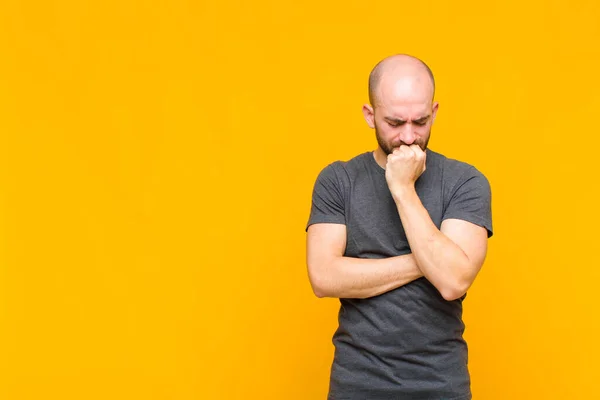 Homem Careca Sentindo Sério Pensativo Preocupado Olhando Para Lados Com — Fotografia de Stock