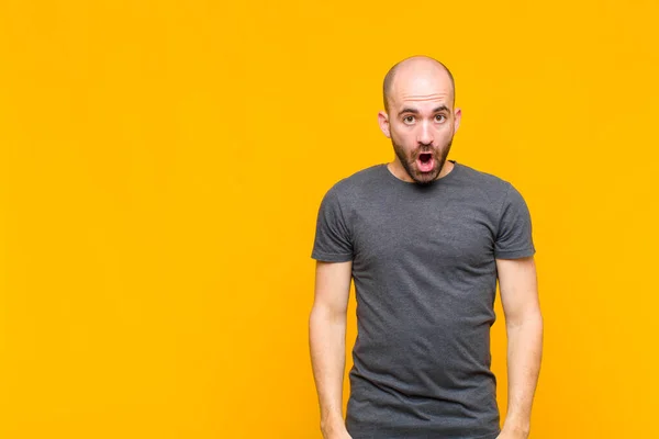 Hombre Calvo Mirando Muy Sorprendido Sorprendido Mirando Con Boca Abierta —  Fotos de Stock