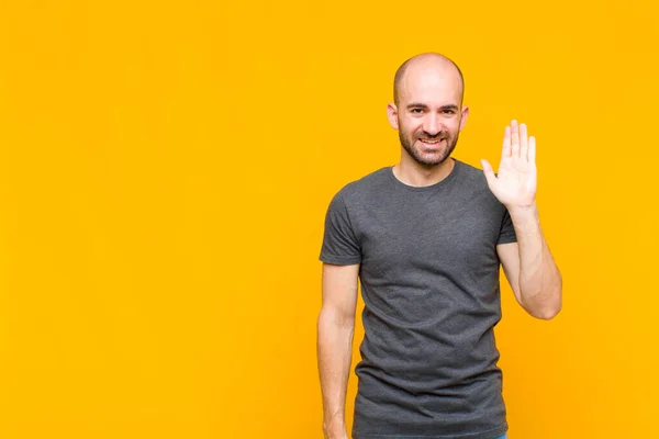 Homem Careca Sorrindo Feliz Alegremente Acenando Mão Acolhendo Cumprimentando Você — Fotografia de Stock