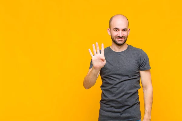 Uomo Calvo Sorridente Dall Aspetto Amichevole Mostrando Numero Quattro Quarto — Foto Stock