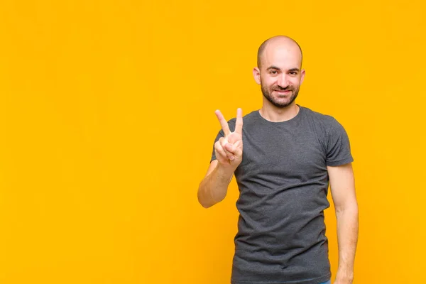 Homem Careca Sorrindo Olhando Amigável Mostrando Número Dois Segundo Com — Fotografia de Stock