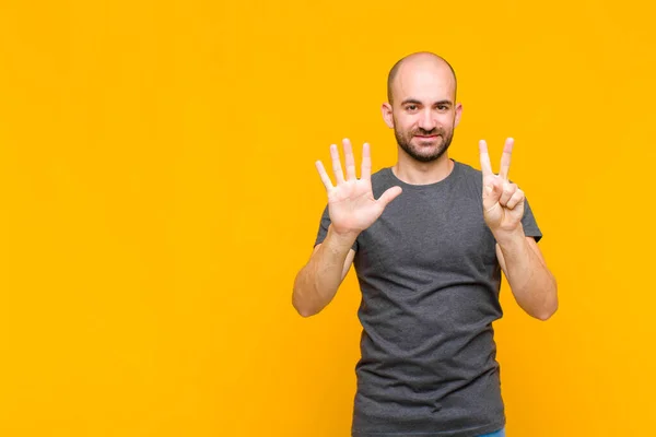 Homem Careca Sorrindo Olhando Amigável Mostrando Número Sete Sétimo Com — Fotografia de Stock