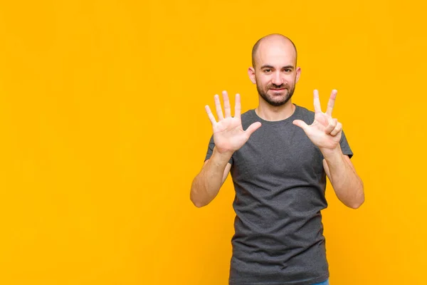 Homem Careca Sorrindo Olhando Amigável Mostrando Número Oito Oitavo Com — Fotografia de Stock