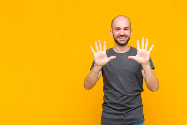 Chauve Souriant Regardant Amical Montrant Numéro Dix Dixième Avec Main — Photo