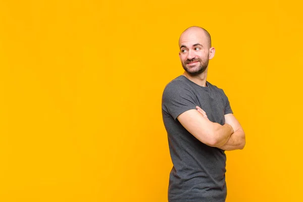 Homem Careca Sorrindo Alegremente Sentindo Feliz Satisfeito Relaxado Com Braços — Fotografia de Stock