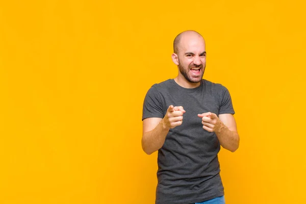 Hombre Calvo Sentirse Feliz Fresco Satisfecho Relajado Exitoso Apuntando Cámara — Foto de Stock