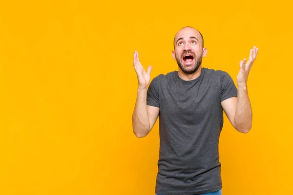 Homem Careca Sentindo Feliz Surpreso Sortudo Surpreso Celebrando Vitória Com — Fotografia de Stock