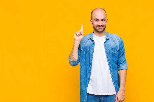 Glatzkopf Lächelt Fröhlich Und Glücklich Und Zeigt Mit Einer Hand — Stockfoto