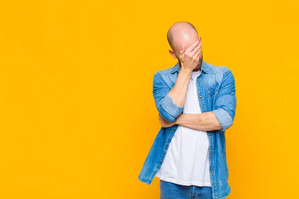 Skallig Man Som Ser Stressad Skamsen Eller Upprörd Med Huvudvärk — Stockfoto