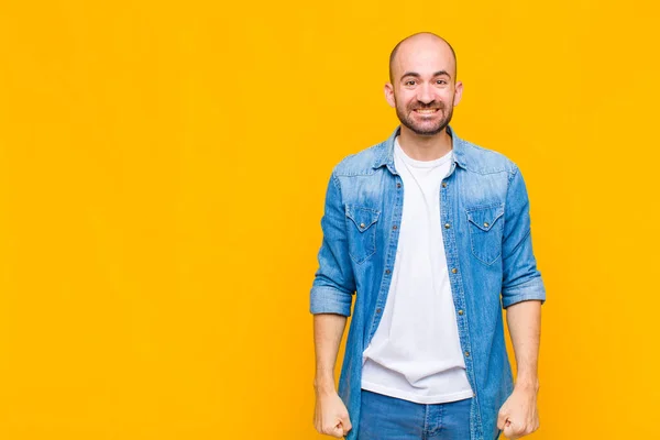 Homem Careca Olhando Feliz Pateta Com Largo Divertido Louco Sorriso — Fotografia de Stock