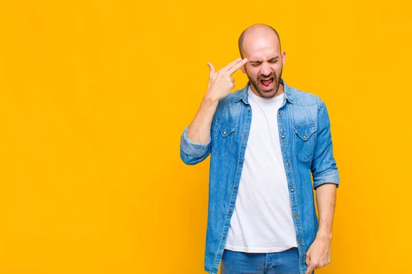 Homme Chauve Regardant Malheureux Stressé Geste Suicidaire Faisant Signe Arme — Photo