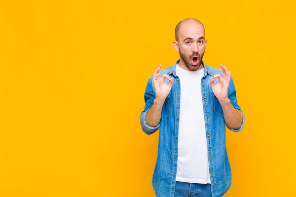 Mann Mit Glatze Ist Schockiert Erstaunt Und Überrascht Zeigt Zustimmung — Stockfoto