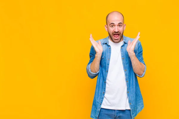 Glatzkopf Sieht Glücklich Und Aufgeregt Aus Schockiert Von Einer Unerwarteten — Stockfoto