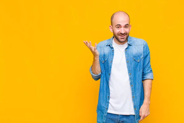 Calvo Sintiéndose Feliz Sorprendido Alegre Sonriendo Con Actitud Positiva Realizando — Foto de Stock