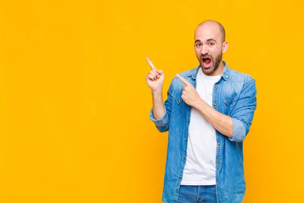 Bald Man Feeling Joyful Surprised Smiling Shocked Expression Pointing Side — Stock Photo, Image