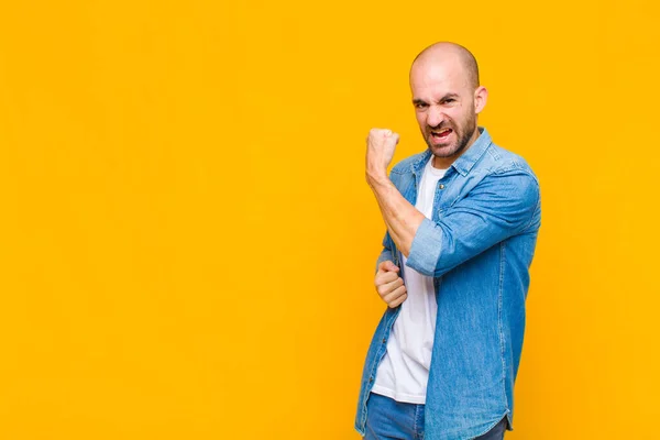 Glatzkopf Der Sich Glücklich Zufrieden Und Kraftvoll Fühlt Fit Und — Stockfoto