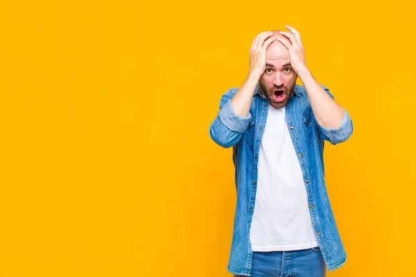 Skallig Man Känner Sig Förskräckt Och Chockad Lyfter Händerna Mot — Stockfoto