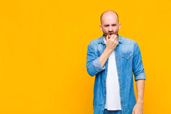 Skallig Man Med Mun Och Ögon Vidöppen Och Hand Haka — Stockfoto