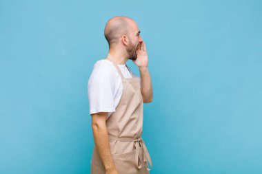 Kel adam profili, mutlu ve heyecanlı görünüyor, bağırıyor ve kenardaki boşluğu kopyalamak için arıyor.