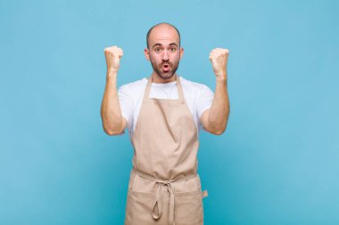 Kel adam inanılmaz bir başarıyı kutluyor. Kazanan gibi. Heyecanlı ve mutlu görünüyor.!