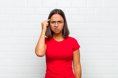 Latin kadının kafası karışık ve kafası karışık. Deli, deli ya da aklını kaçırmış olduğunu gösteriyor.