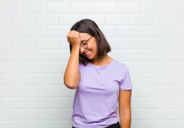 Latin kadın gülüyor ve alnına şaplak atıyor. Unuttum ya da aptalca bir hataydı. 