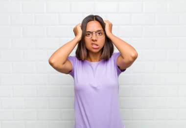 Latin kadın hayal kırıklığına uğramış ve sıkılmış hissediyor, başarısızlıktan bıkmış ve bıkmış, sıkıcı işlerden bıkmış,