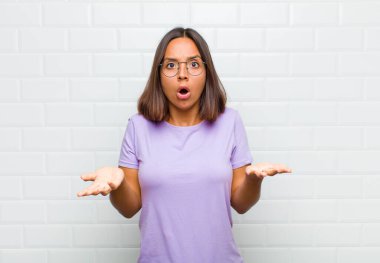 Latin bir kadın son derece şaşırmış, şaşırmış, endişeli ve paniklemiş, stresli ve dehşete kapılmış görünüyor.