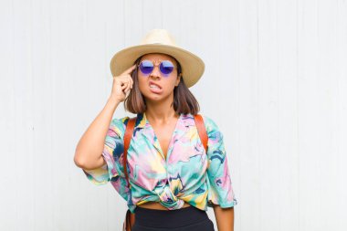 Latin kadının kafası karışık ve kafası karışık. Deli, deli ya da aklını kaçırmış olduğunu gösteriyor.