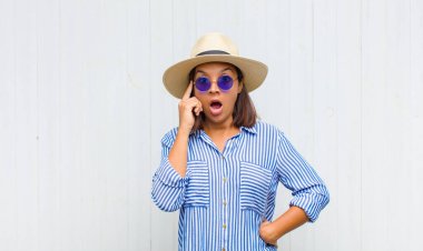 Latin kadın şaşırmış, ağzı açık, şok olmuş, yeni bir düşünce, fikir ya da konsept keşfediyor.