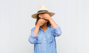 İki eliyle yüzünü örten Latin kadın kameraya hayır diyor! Resimler reddediliyor ya da yasaklanıyor