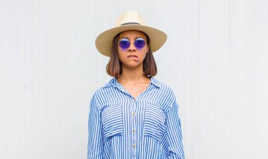 Latin bir kadın kendini cahil, kafası karışık ve hangi seçeneği seçeceği konusunda kararsız hissediyor, sorunu çözmeye çalışıyor.