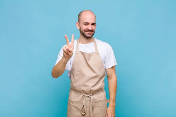 Homem Careca Sorrindo Olhando Amigável Mostrando Número Dois Segundo Com — Fotografia de Stock