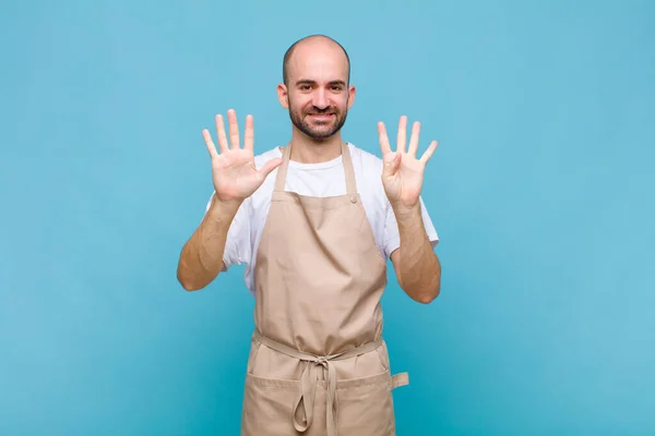 Glatzkopf Lächelt Und Sieht Freundlich Aus Zeigt Nummer Neun Oder — Stockfoto