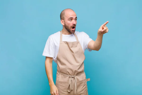 Calvo Sintiéndose Sorprendido Sorprendido Señalando Mirando Hacia Arriba Con Asombro — Foto de Stock