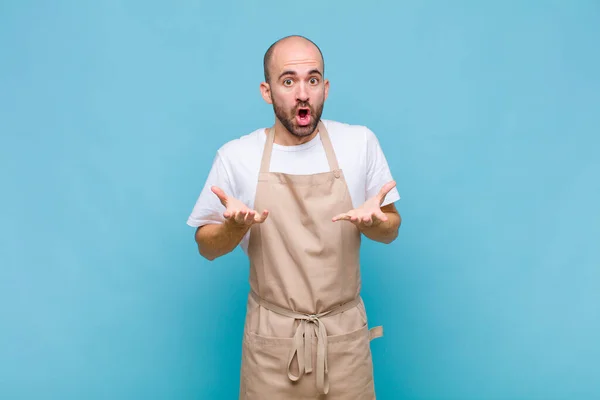 Homem Careca Sentindo Extremamente Chocado Surpreso Ansioso Pânico Com Olhar — Fotografia de Stock