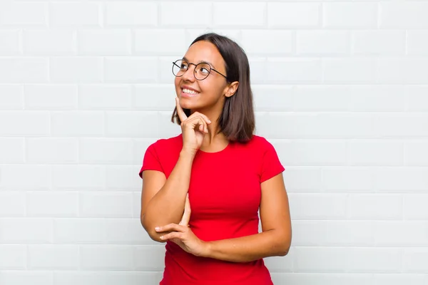 Latinamerikansk Kvinna Ler Glatt Och Dagdrömmer Eller Tvivlar Tittar Sidan — Stockfoto