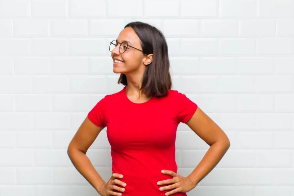 Latinamerikansk Kvinna Ser Glad Glad Och Självsäker Ler Stolt Och — Stockfoto