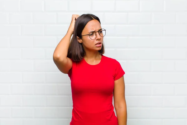 Lateinische Frau Fühlt Sich Verwirrt Und Verwirrt Kratzt Sich Kopf — Stockfoto