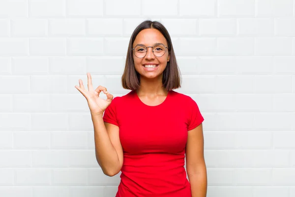 Latinamerikansk Kvinna Känner Sig Glad Avslappnad Och Nöjd Visar Godkännande — Stockfoto