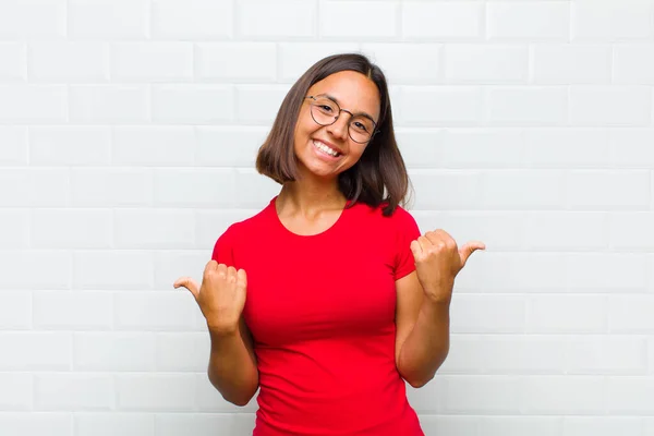 Latijnse Vrouw Glimlacht Vrolijk Ziet Gelukkig Uit Zorgeloos Positief Met — Stockfoto