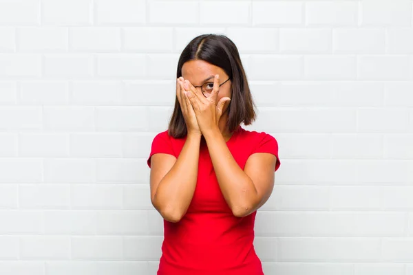 Lateinische Frau Die Das Gesicht Mit Händen Bedeckt Mit Überraschtem — Stockfoto