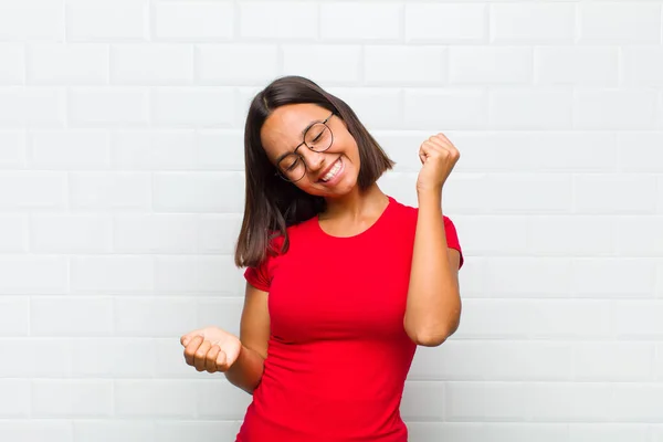 Latinamerikansk Kvinna Ler Känner Sig Bekymmerslös Avslappnad Och Glad Dansar — Stockfoto