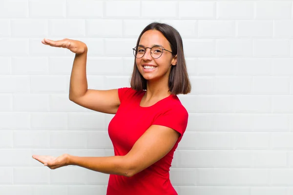 Latinamerikansk Kvinna Ler Känner Sig Glad Positiv Och Nöjd Håller — Stockfoto