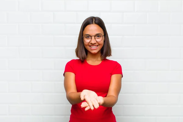 Mujer Latina Sonriendo Felizmente Con Mirada Amistosa Segura Positiva Ofreciendo — Foto de Stock