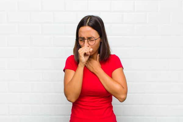 Mulher Latina Sentindo Mal Com Uma Dor Garganta Sintomas Gripe — Fotografia de Stock