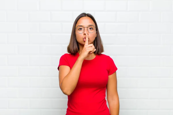 Latijnse Vrouw Kijkt Serieus Kruis Met Vinger Gedrukt Lippen Eisen — Stockfoto