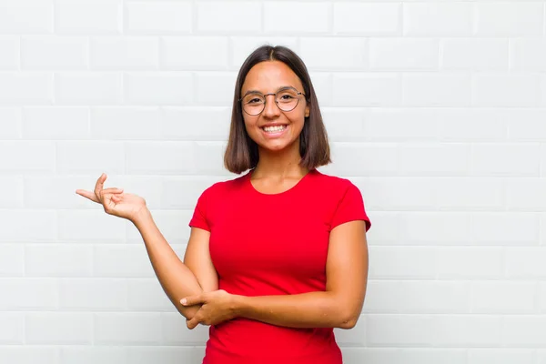 Latinamerikansk Kvinna Ler Stolt Och Självsäkert Känner Sig Glad Och — Stockfoto