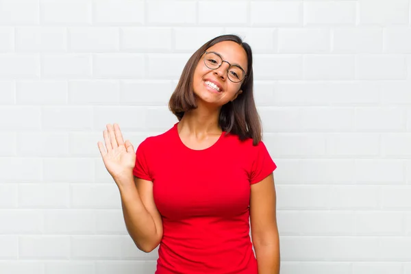 Latijnse Vrouw Glimlacht Vrolijk Zwaait Met Hand Verwelkomt Groet Neemt — Stockfoto